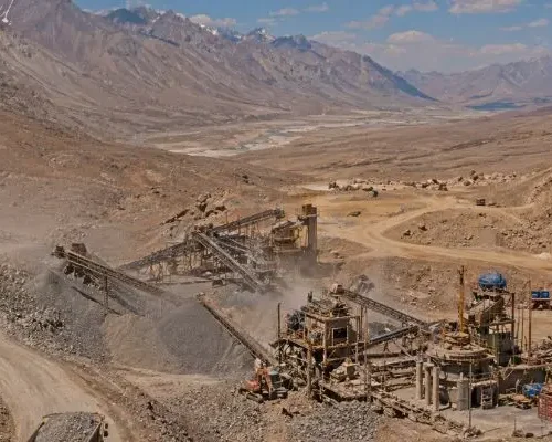 Mining operation with crushing plant where site specific liner analysis is conducted to improve performance
