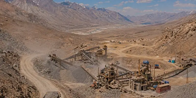 Mining operation with crushing plant where site specific liner analysis is conducted to improve performance